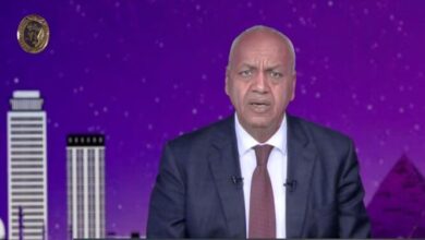مصطفى بكري يسلط الضوء على تطور مسار التعليم في عهد محمد عبد اللطيف وكيف كانت الفصول الدراسية تظهر نصفها فارغًا
