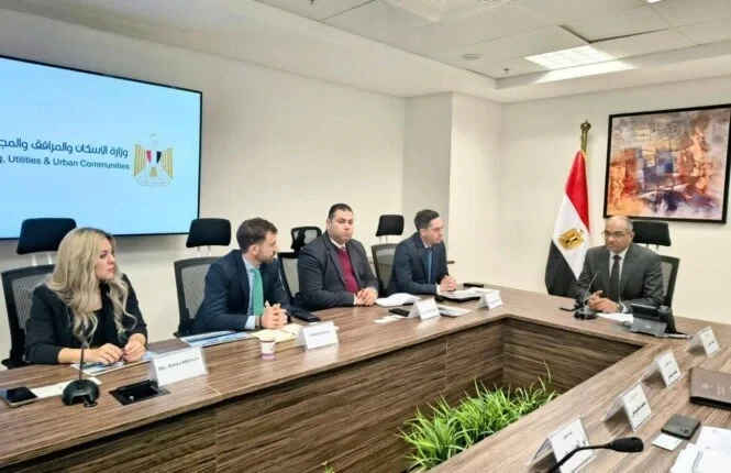 نائب وزير الإسكان يناقش سبل تطوير مشاريع تحلية مياه البحر مع تحالف إماراتي إسباني رائد