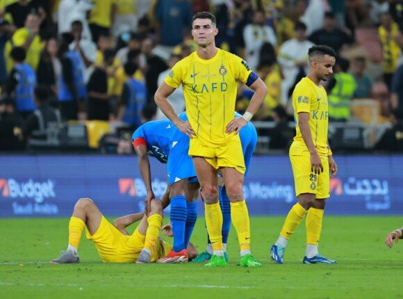 هل يطالب رونالدو بالمساواة مع الهلال في الدوري السعودي بسبب بنزيما