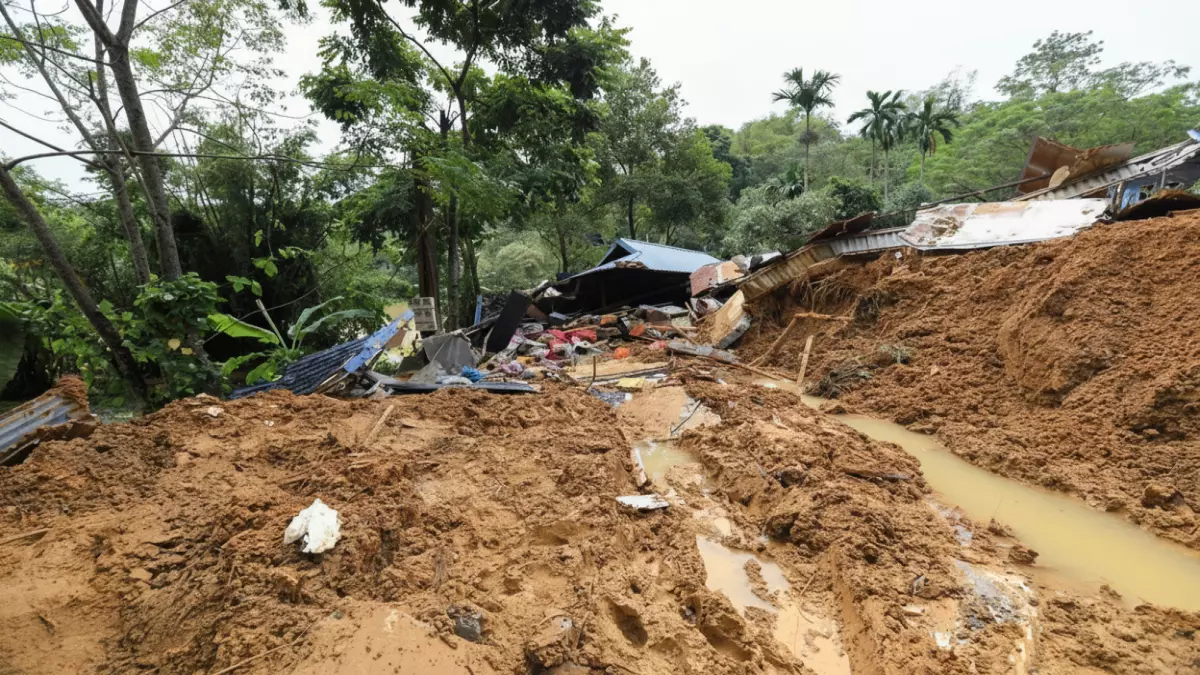 إنذار أحمر في فيتنام: فيضانات مدمرة تهدد 25 منطقة وانهيارات أرضية تحاصر الآلاف، وتحذيرات عاجلة من تداعيات كارثية