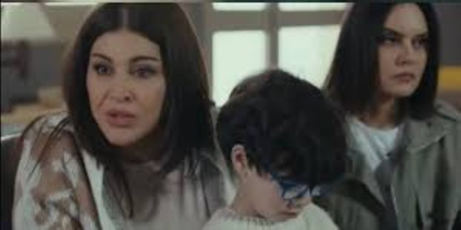 آمنة تنهار بعد فصلها من العمل وتطالب بالعودة إلى دبي في الحلقة 6 من مسلسل اللون الأزرق ومتى يعرض مسلسل بطل العالم الحلقة 8