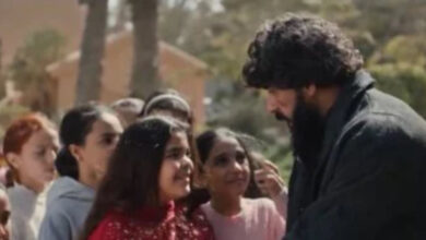 أحمد العوضي يزور الأطفال في دار الأيتام ويحتضنهم خلال الحلقة الثامنة من مسلسل بطل العالم