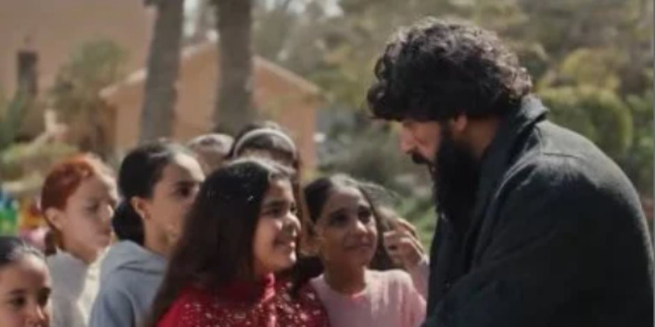 أحمد العوضي يزور الأطفال في دار الأيتام ويحتضنهم خلال الحلقة الثامنة من مسلسل بطل العالم