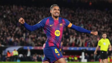 أراوخو يكرر عادته مع لاعبي برشلونة ويثير قلق الجماهير في ملعب الكامب نو