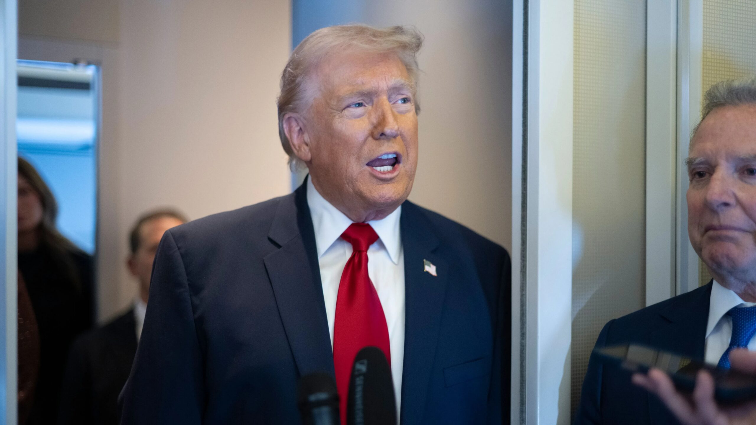 أزمة جديدة تداعيات سياسات ترامب تمنع دخول 10 لاعبين إلى أمريكا