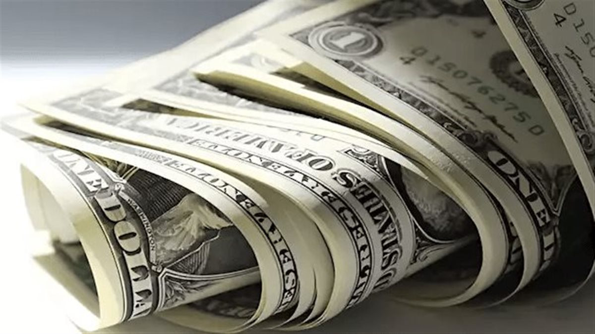 أسعار الدولار تتباين في البنوك المصرية اليوم وترقب الأنباء الاقتصادية