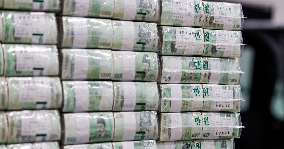 أسعار العملات وأسهم الأسواق الناشئة تتجه نحو أسوأ أسبوع منذ جائحة كورونا وسط اضطرابات الأسواق العالمية