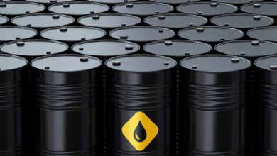 أسعار النفط العالمية تتجاوز 90 دولارًا وتحافظ على مكاسبها القياسية