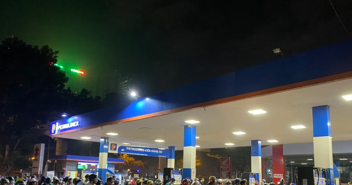 أسعار النفط العالمية تتراجع إلى أدنى مستوياتها منذ سنوات وتقترب من عتبة الـ100 دولار للبرميل