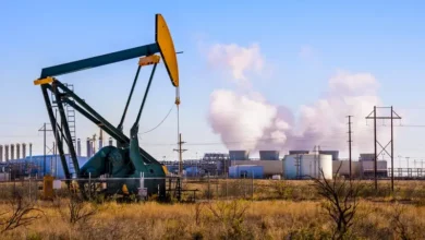 أسعار النفط تتجاوز 84 دولارًا مع إغلاق شبه كامل لمضيق هرمز يهدد الإمدادات العالمية