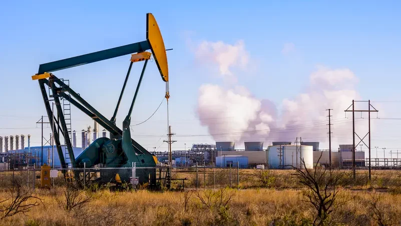 أسعار النفط تتجاوز 84 دولارًا مع إغلاق شبه كامل لمضيق هرمز يهدد الإمدادات العالمية