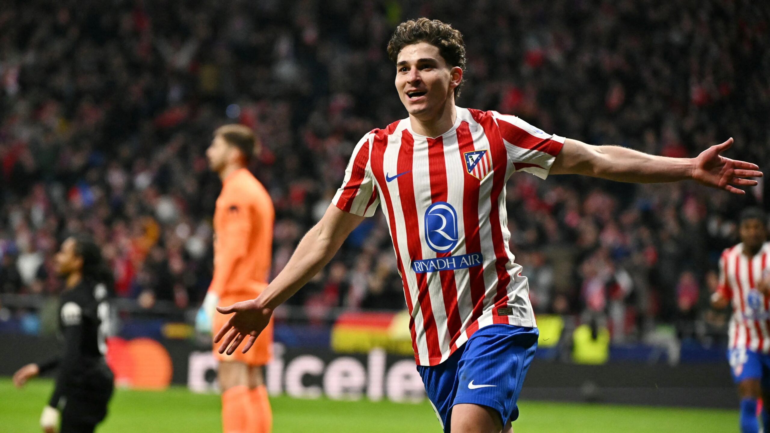 ألفاريز يثير تساؤلات جماهير برشلونة حول مستقبله بعد تصريحه الغامض