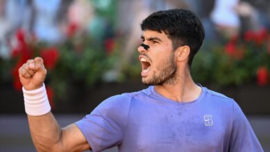 ألكاراز يعبر عن استيائه ويشعر بالإرهاق من مواجهة فيدرر في كل جولة من بطولات التنس