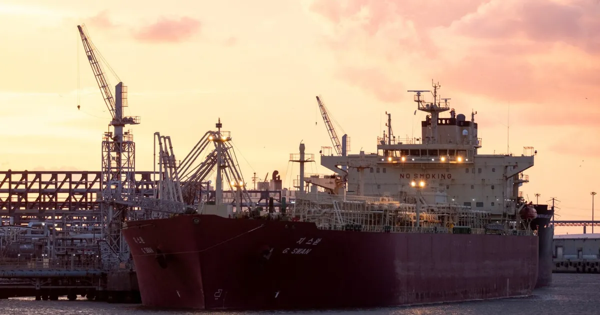 إدارة ترمب تدرس وقف تطبيق "قانون جونز" لمواجهة ارتفاع أسعار النفط