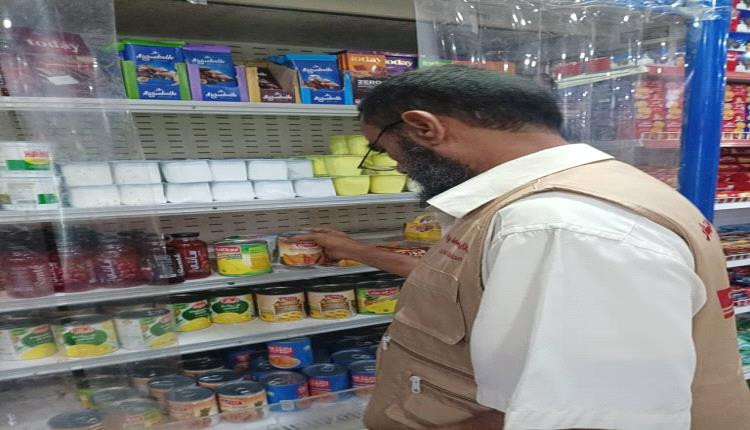 إدارة صناعة وتجارة عدن تشن حملات رقابية مستمرة لضبط الأسعار ومراقبة الأسواق في رمضان