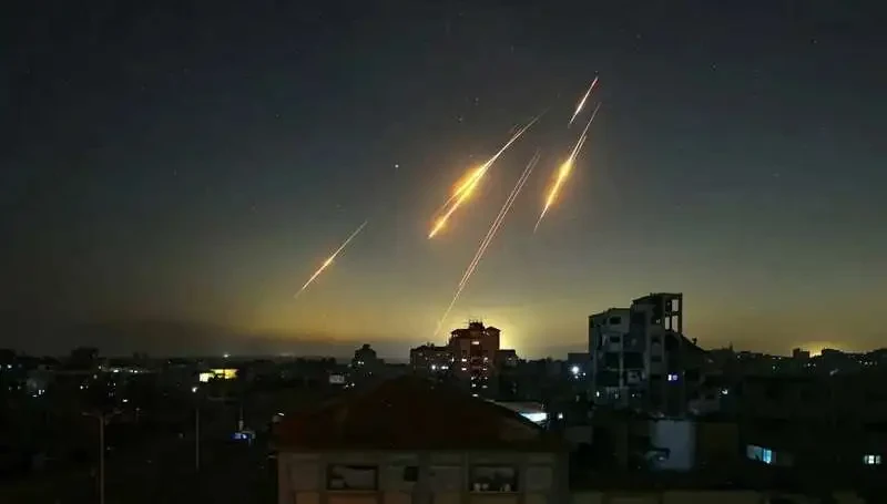 إسرائيل تستهدف مواقع عسكرية إيرانية وتؤجج التوترات في المنطقة في تصعيد جديد