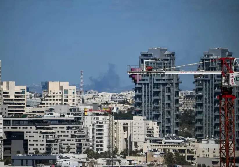 إصابات في تل أبيب نتيجة سقوط حطام "صاروخ انشطاري".. تصاعد التحذيرات من هجوم إيراني وسط تكرار صفارات الإنذار