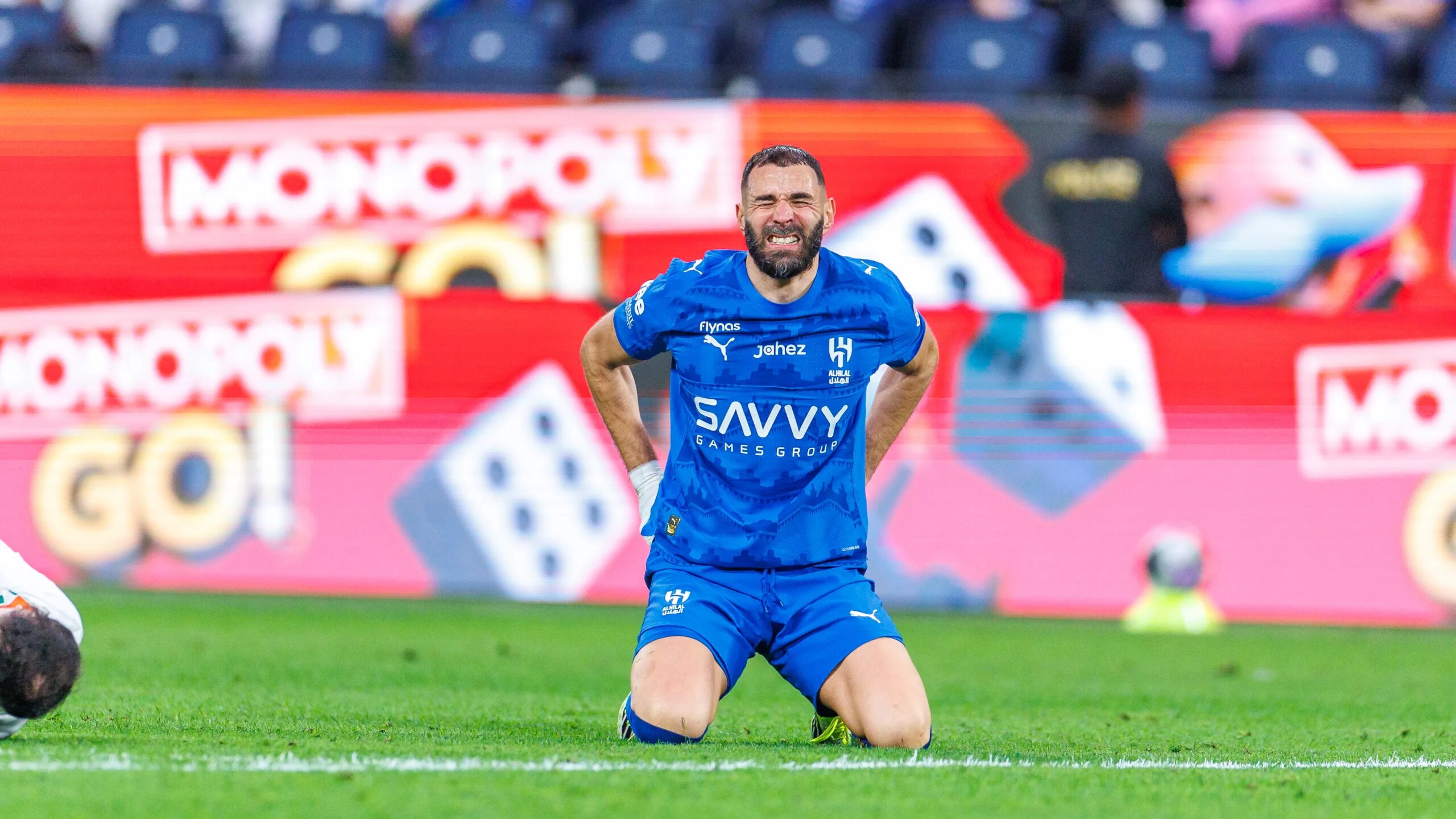 إصابة جديدة تضرب بنزيما في الهلال وتحدد موقفه من مباراة الفتح