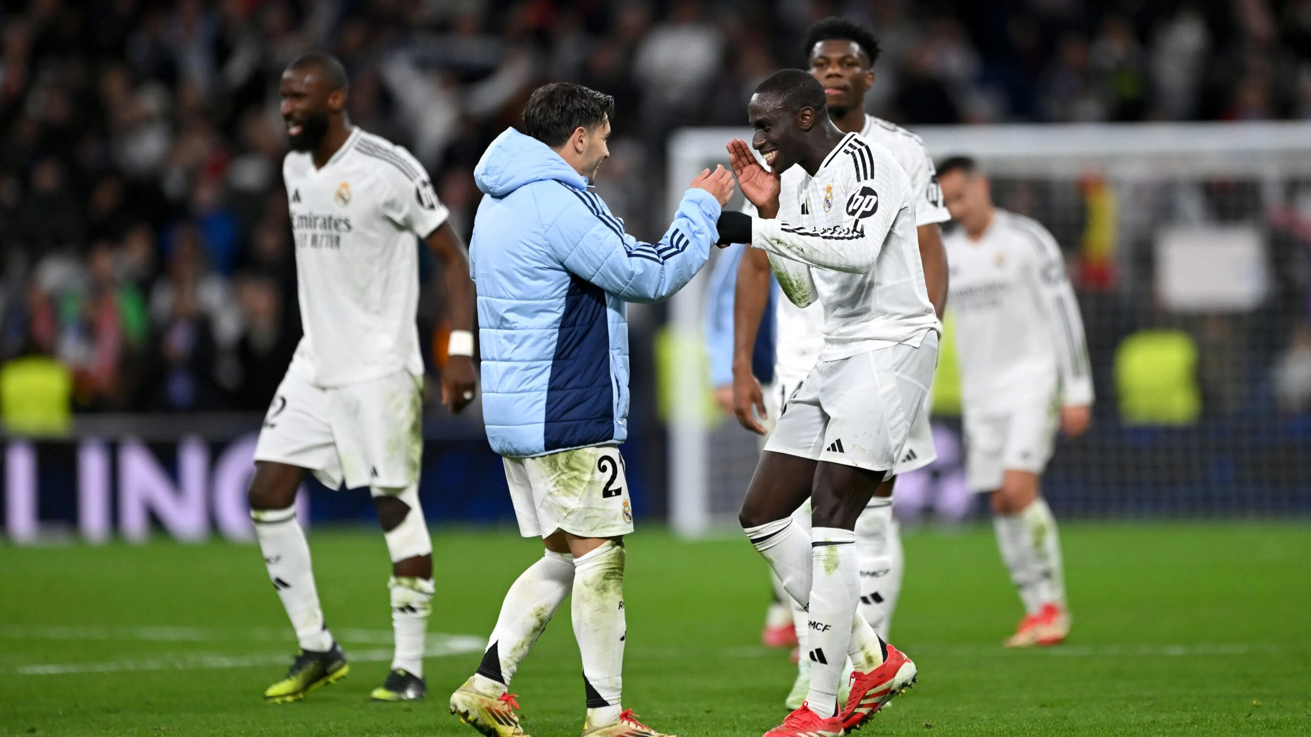 إصابة نجم ريال مدريد تؤكد المخاوف وتضع مستقبل الفريق على محك مواجهة مانشستر الحاسمة