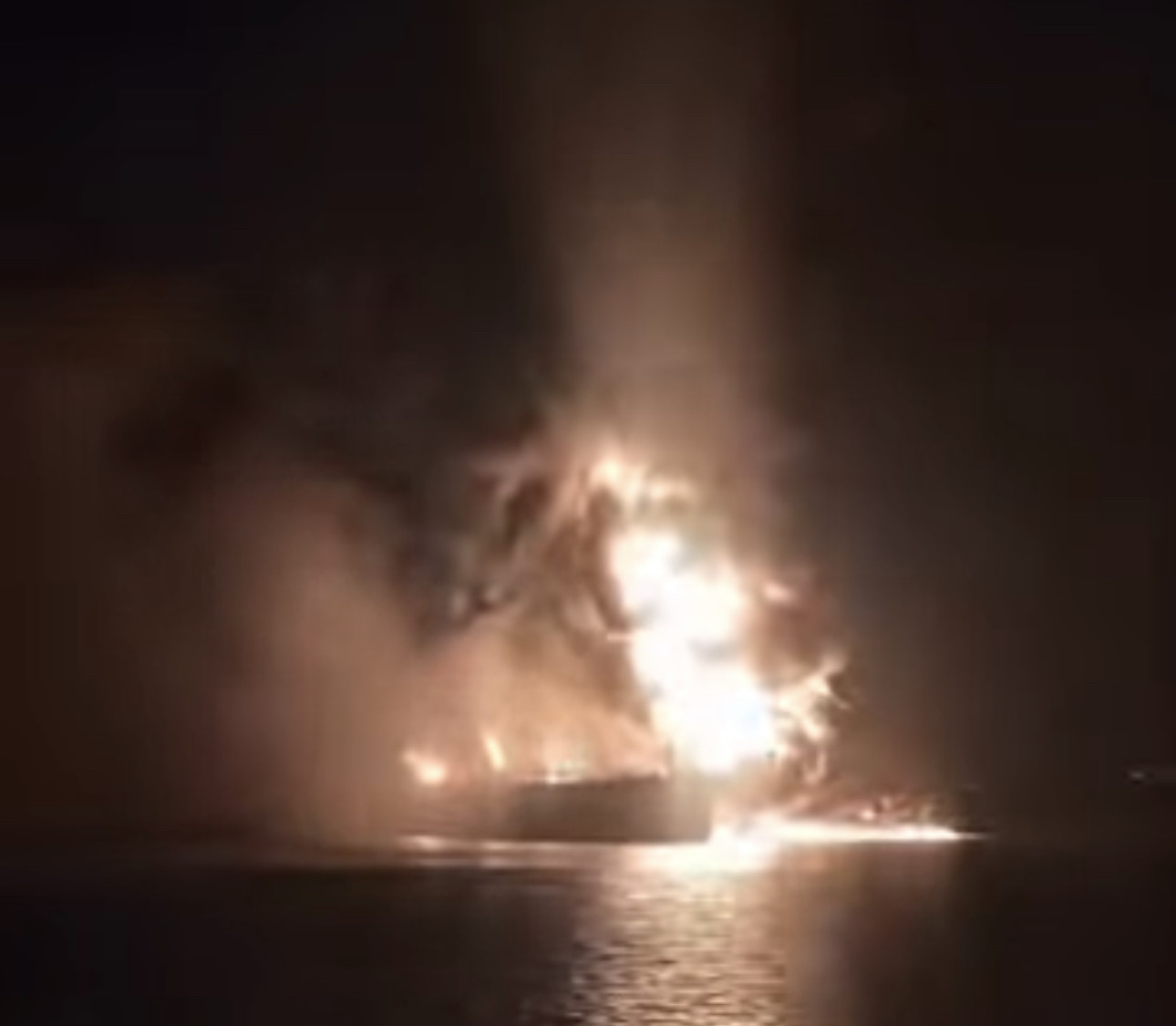 إيران تستهدف ناقلتي نفط عراقيتين بأعمال عدائية وهي تواجه مصيرًا غامضًا لطواقمها (فيديو)