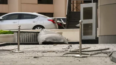 إيران تُطلق 20 صاروخًا على فنادق البحرين وقطر، والرياض تتصدى لهجمات المسيرات فوق الخرج