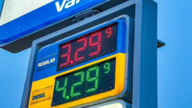 ارتفاع أسعار البنزين في الولايات المتحدة يقارب 14% خلال أسبوع، مع تداعيات يؤثر على المستهلكين والاقتصاد