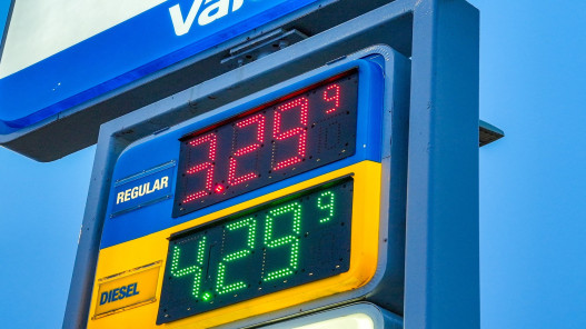 ارتفاع أسعار البنزين في الولايات المتحدة يقارب 14% خلال أسبوع، مع تداعيات يؤثر على المستهلكين والاقتصاد