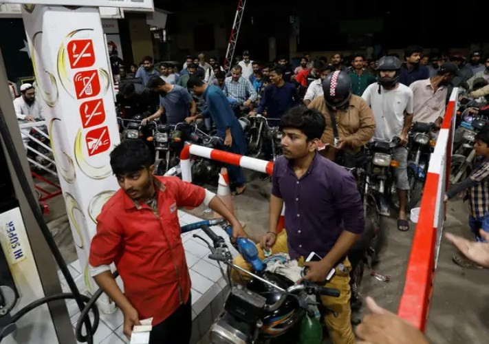 ارتفاع أسعار النفط يثير حراكًا في باكستان ويؤدي إلى زيادة 20% في أسعار الوقود