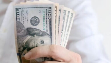 ارتفاع قياسي في سعر الدولار لدى المركزي والبنوك المصرية يثير قلق السوق