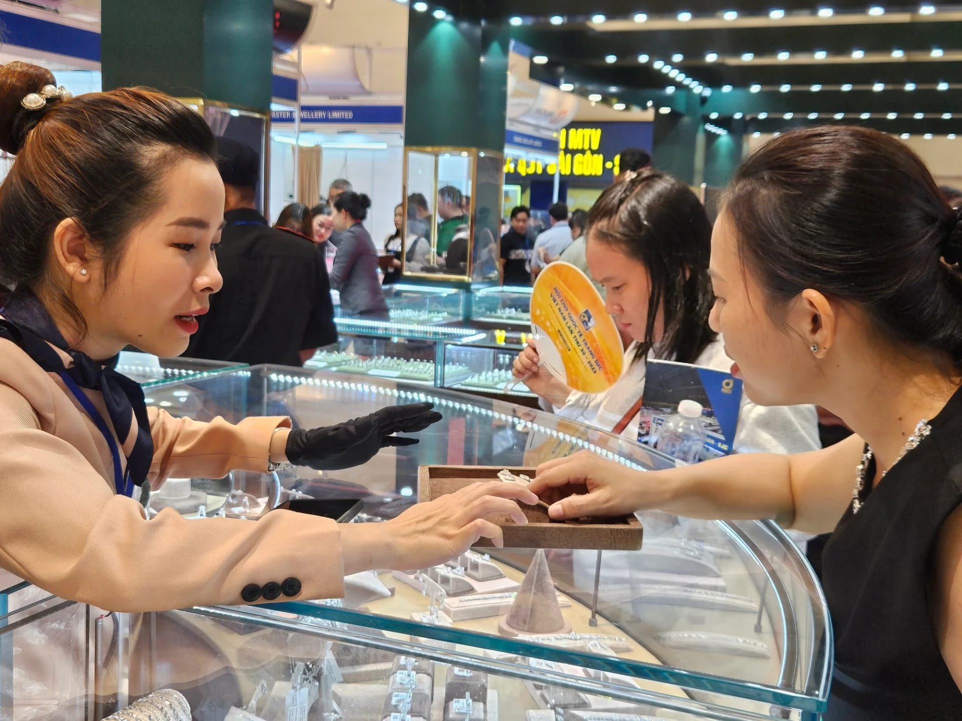 ارتفاع قياسي في سعر الذهب يتجاوز مليون دونغ فيتنامي لكل تايلاندية