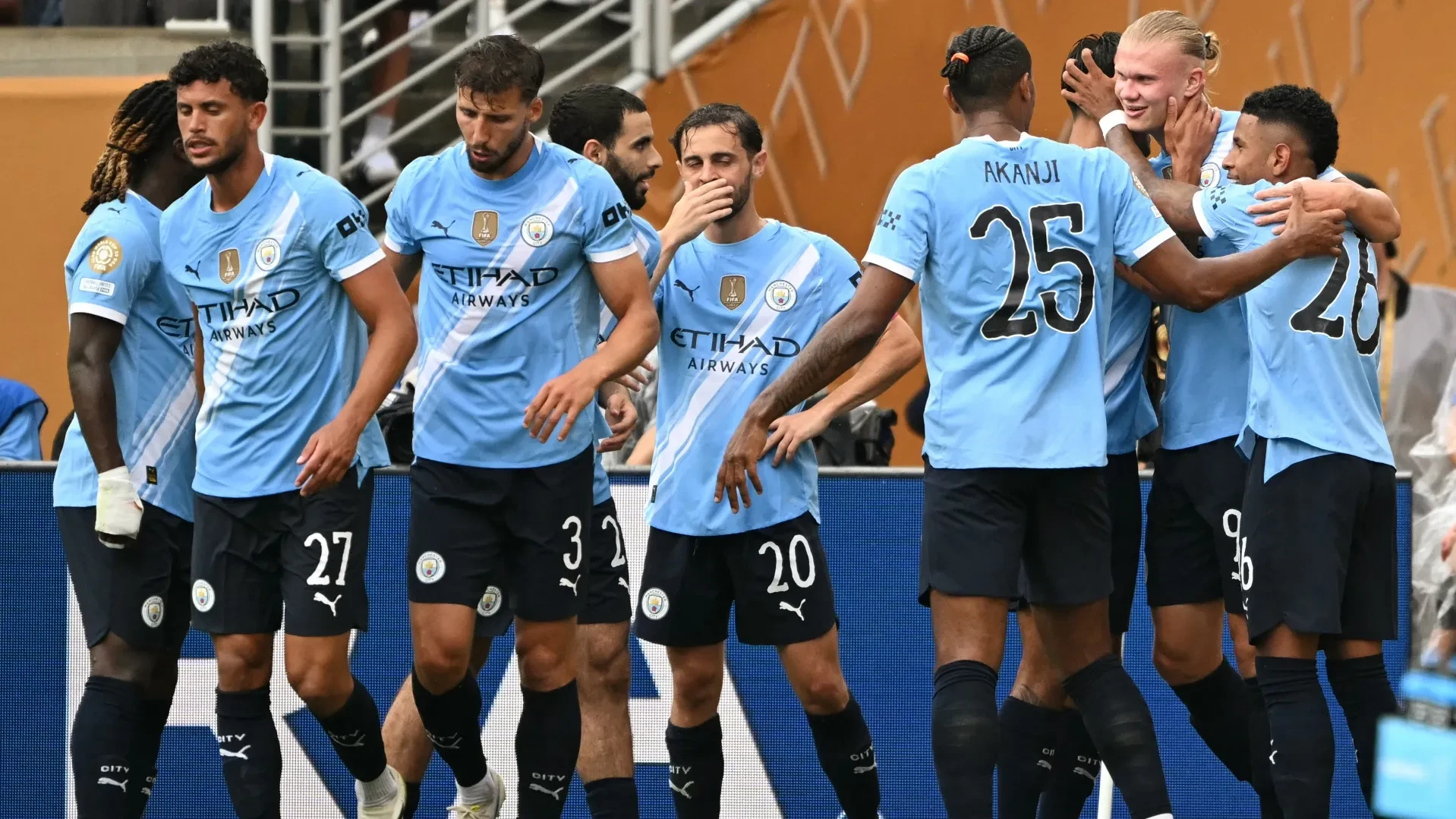 استقبال عدائي من جماهير ريال مدريد لحافلة مانشستر سيتي يثير الجدل في المباراة