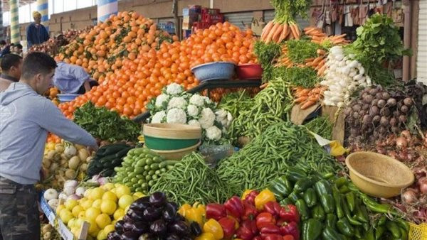 استقرار ملحوظ في أسعار الخضروات والفواكه بسوق العبور يثير اهتمام التجار والمستهلكين