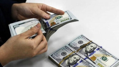 البنوك التجارية ترفع سعر صرف الدولار الأمريكي بشكل طفيف وتثير انتباه السوق