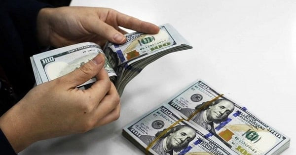 البنوك التجارية ترفع سعر صرف الدولار الأمريكي بشكل طفيف وتثير انتباه السوق