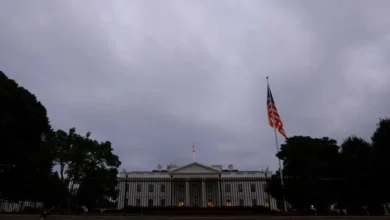 البيت الأبيض يدرس تخفيف قوانين الشحن لمواجهة ارتفاع أسعار الوقود