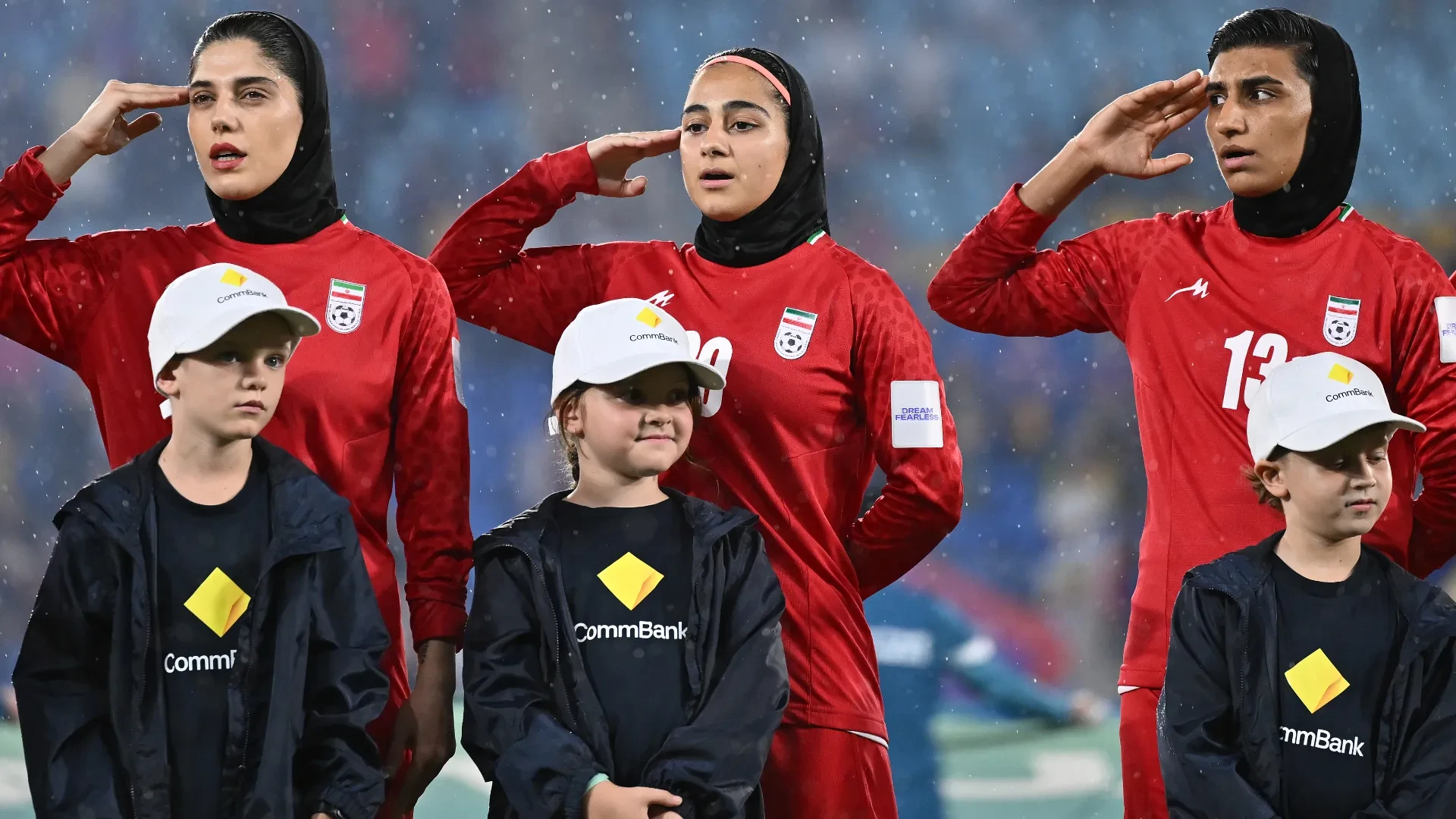 الحكومة الأسترالية تتدخل لحل أزمة لاعبات منتخب إيران بعد فرارهن من المعسكر