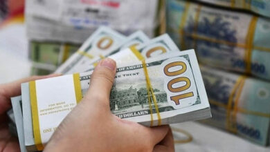 الدولار الأمريكي يهبط بصمت وسط تقلبات السوق