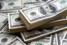 الدولار يتجاوز حاجز الـ52 جنيهاً لأول مرة.. هل تترنح العملة المصرية أمام التحديات الاقتصادية؟