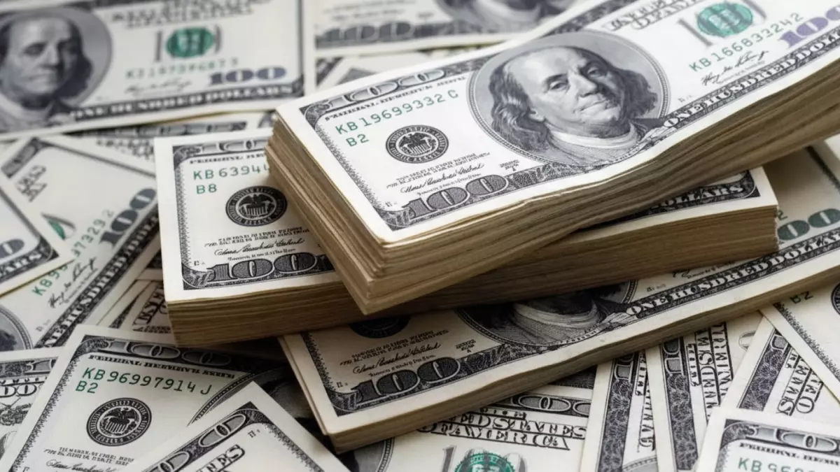 الدولار يتجاوز حاجز الـ52 جنيهاً لأول مرة.. هل تترنح العملة المصرية أمام التحديات الاقتصادية؟