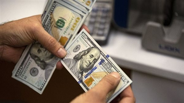 الدولار يحقق مكاسب بنحو 2.4 جنيه ويقترب من حاجز الـ 50 جنيهًا مع سيطرة التوتر على تعاملات البنوك