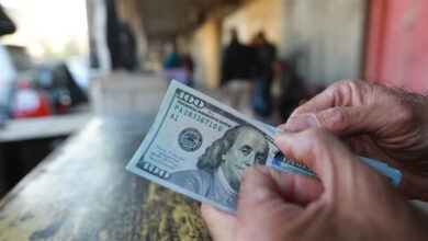 الدولار يفرض هيمنته على الساحة العالمية وتراجع حاد في تعاقدات الذهب الآجلة والفورية