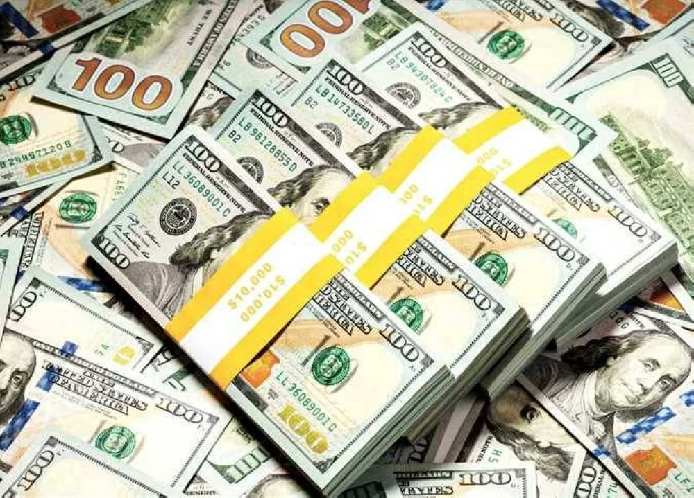 الدولار يُلامس حاجز الـ53 جنيهًا للمرة الأولى مع ارتفاع قياسي في الدرهم الإماراتي بـ20 قرشًا