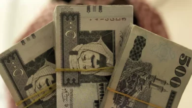 الريال يحطم التوقعات ويثبت تفوقه أمام الدولار.. خبراء يكشفون الأسباب المفاجئة وراء القوة المستمرة