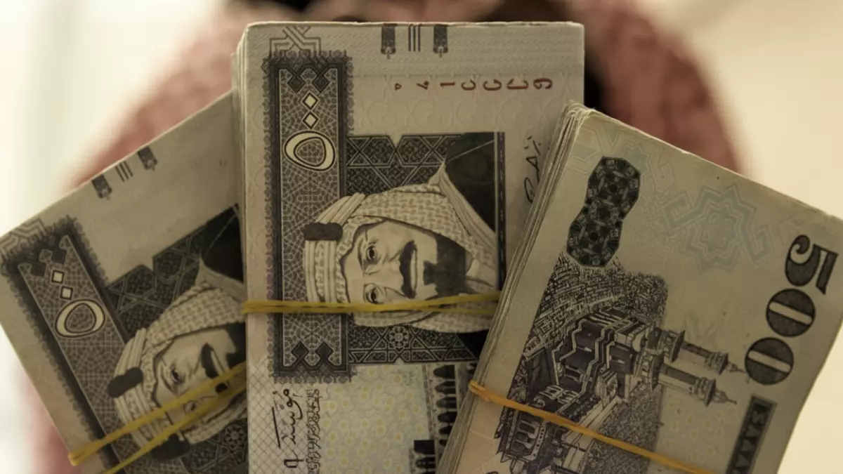 الريال يحطم التوقعات ويثبت تفوقه أمام الدولار.. خبراء يكشفون الأسباب المفاجئة وراء القوة المستمرة