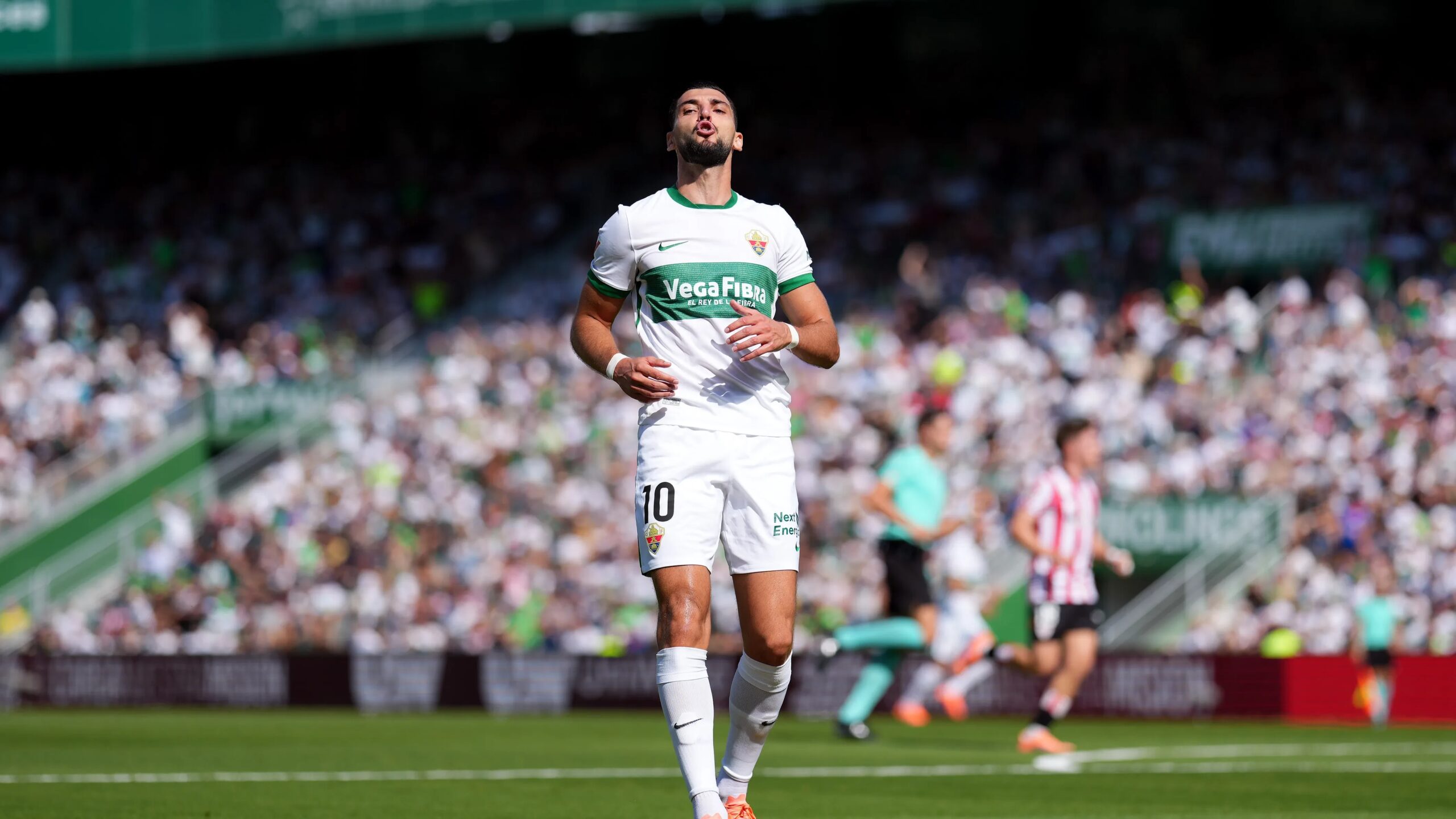 القضاء الإسباني يلاحق رافا مير بعقوبة قاسية بعد حادثة العنصرية ضد نجم المغرب