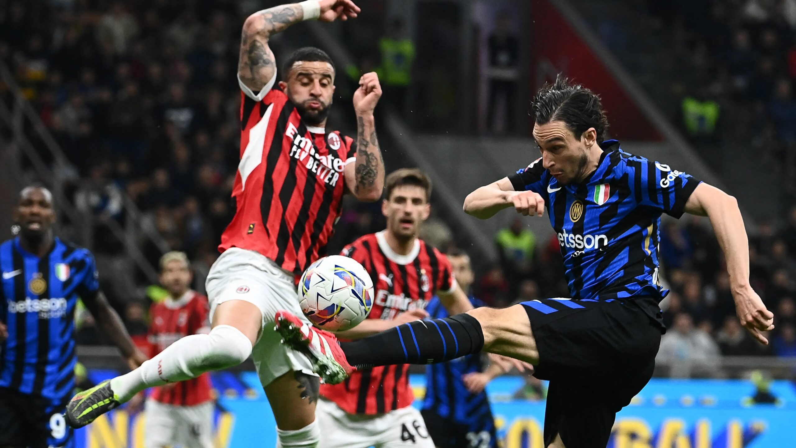 القنوات الناقلة لمباراة ميلان وإنتر في الدوري الإيطالي وكيفية المشاهدة عبر الإنترنت