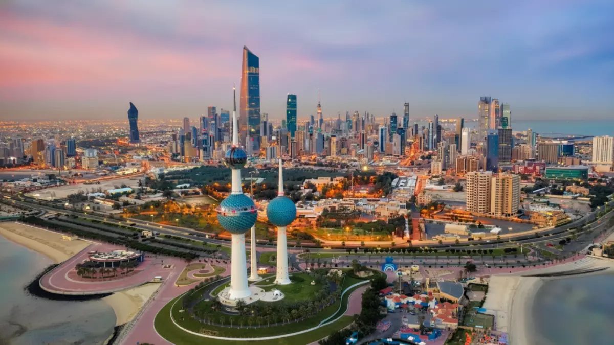 الكويت تغلق بشكل نهائي 120 مهنة حرة أمام الأجانب.. الكشف عن القائمة الصادمة للوظائف المغلقة أمام الوافدين