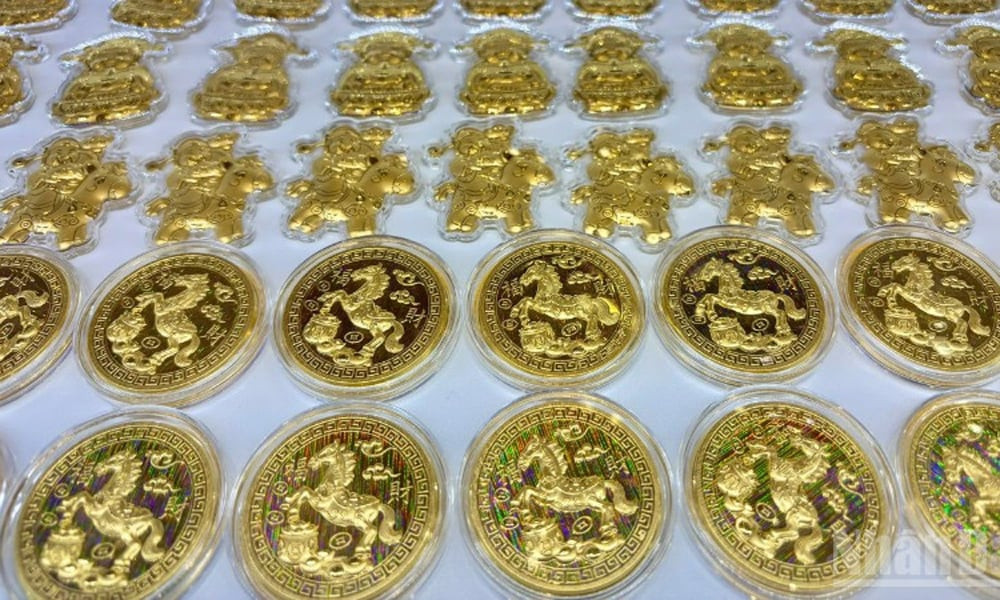 انخفاض قياسي في أسعار الذهب وخواتمه يجني خسائر تقترب من مليوني دونغ فيتنامي في بداية الفترة