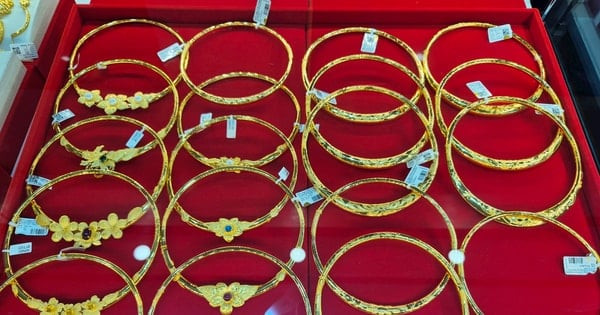 انخفاض مفاجئ في أسعار الذهب يقارب 1.4 مليون دونغ فيتنامي لكل تايل في صباح 12 مارس