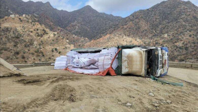 انقلاب شاحنة محملة بالألعاب النارية يتسبب في حادث مرعب بمحافظة لحج